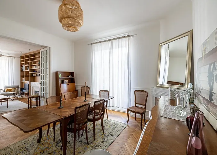 Le Bourgeois Avec Balcon, Somptueux Et Lumineux, Idealement Situe