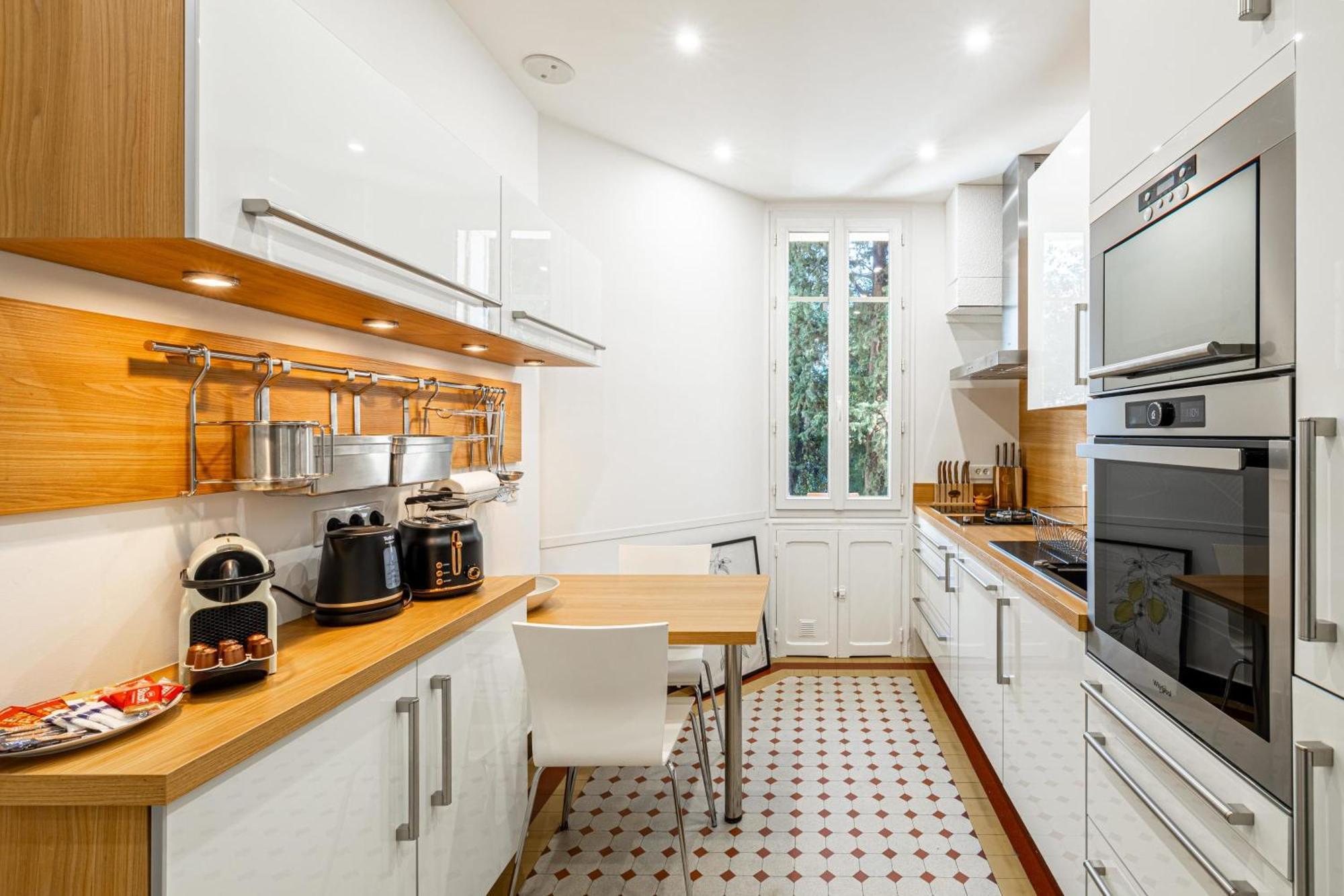 Le Bourgeois Avec Balcon, Somptueux Et Lumineux, Idealement Situe Appartement *