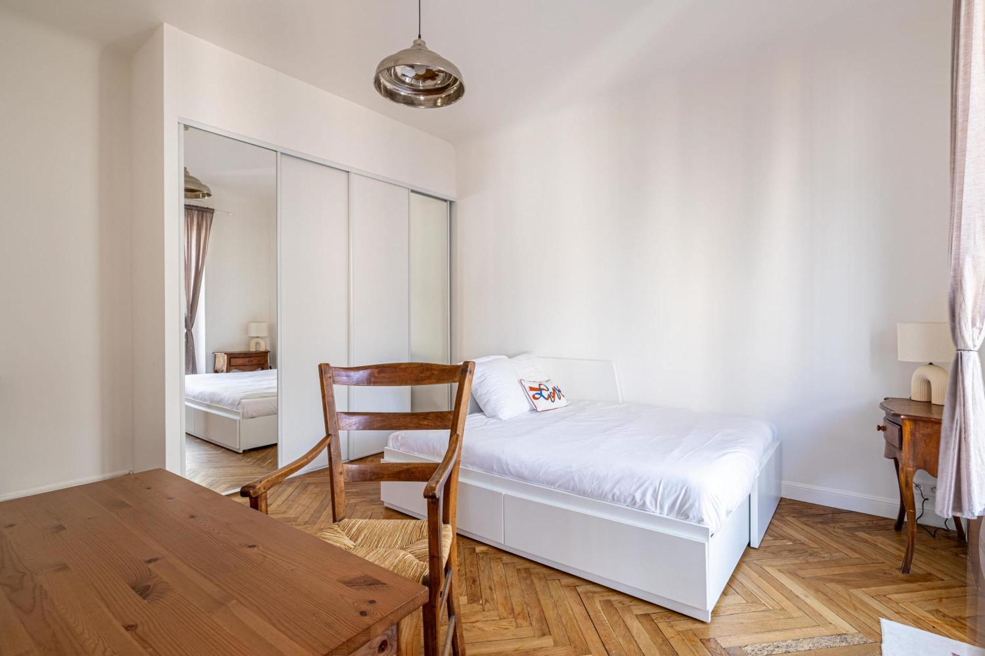 Appartement Le Bourgeois Avec Balcon, Somptueux Et Lumineux, Idealement Situe *