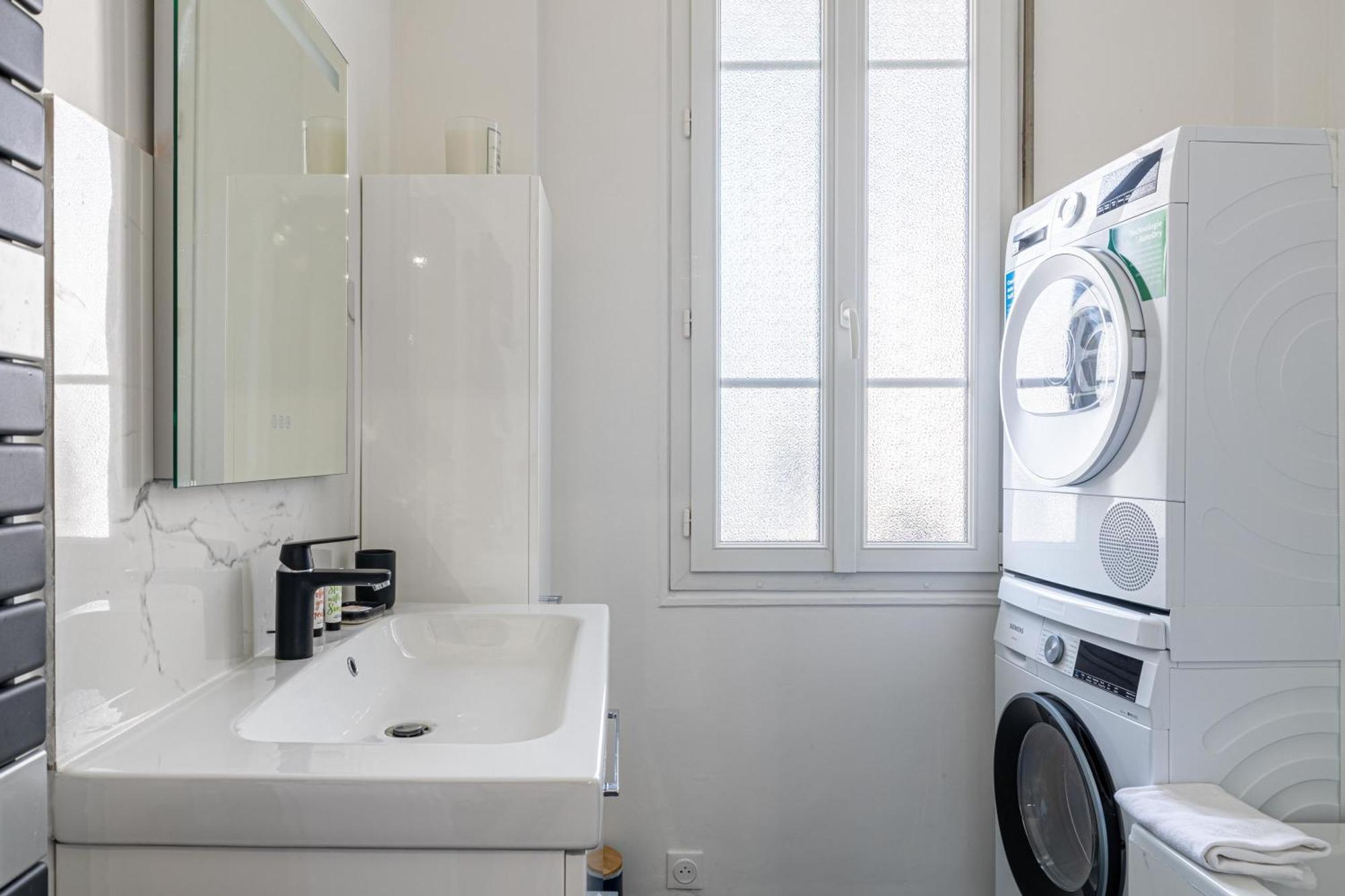 Le Bourgeois Avec Balcon, Somptueux Et Lumineux, Idealement Situe Cannes