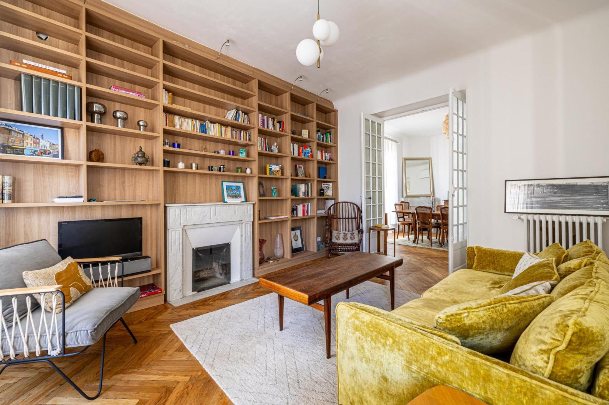 Le Bourgeois Avec Balcon, Somptueux Et Lumineux, Idealement Situe Cannes