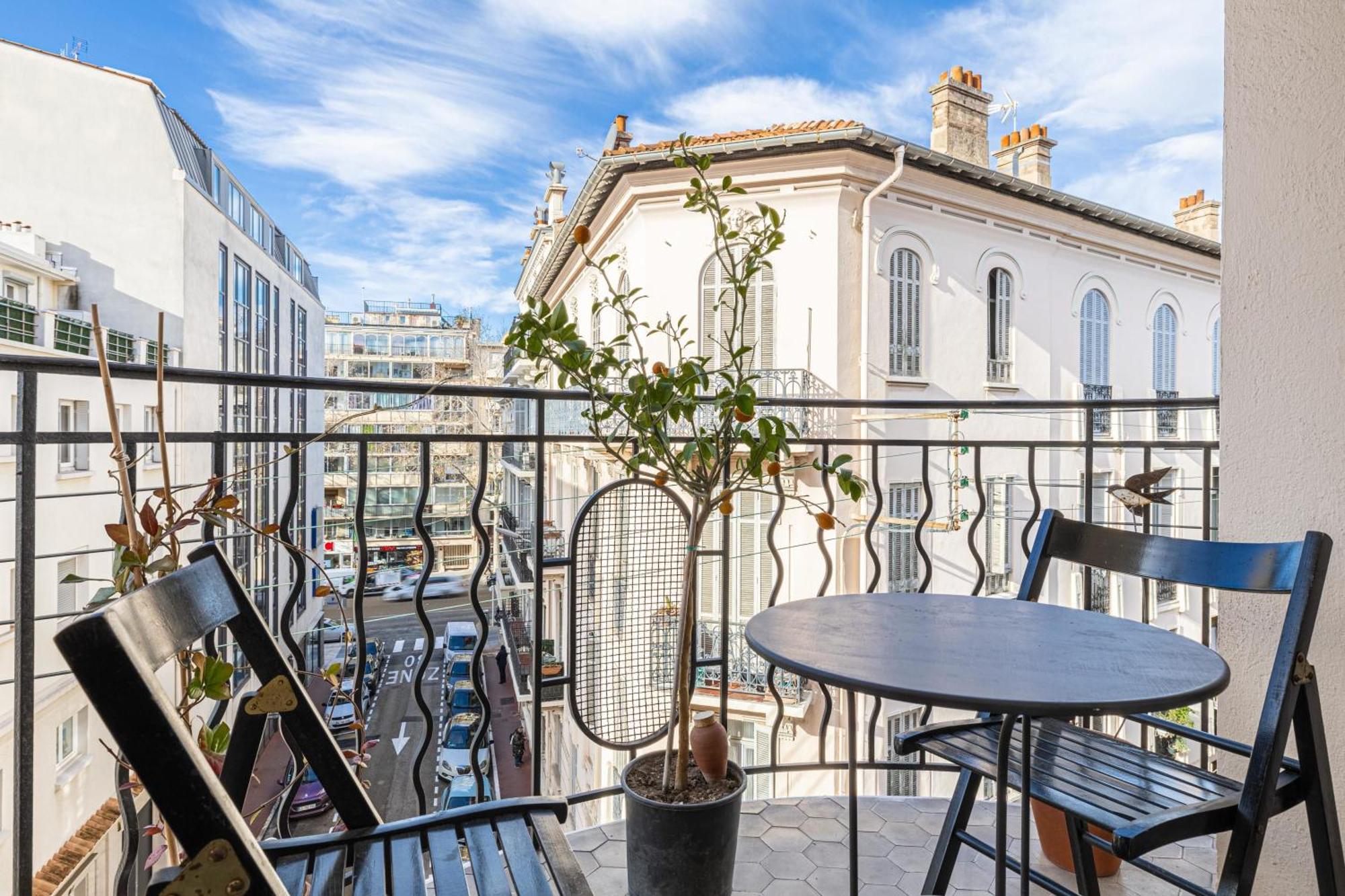 Appartement Le Bourgeois Avec Balcon, Somptueux Et Lumineux, Idealement Situe *